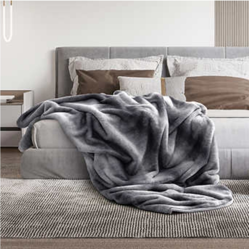 (Ew)Mon chateau faux fur queen blanket